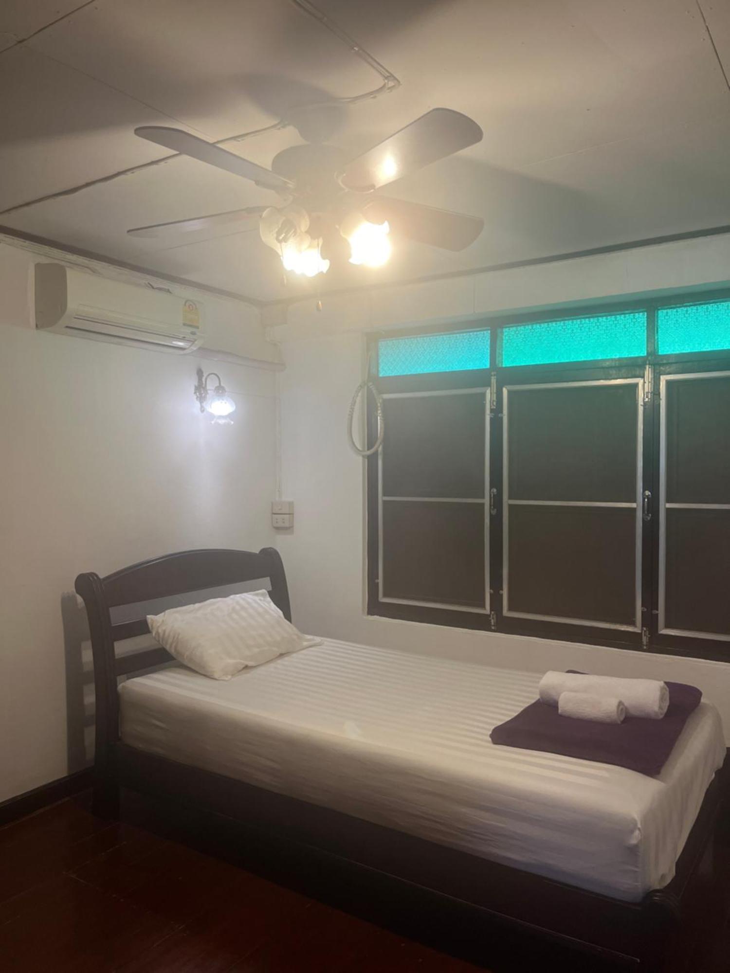 Tata Guesthouse Chiang Mai Esterno foto