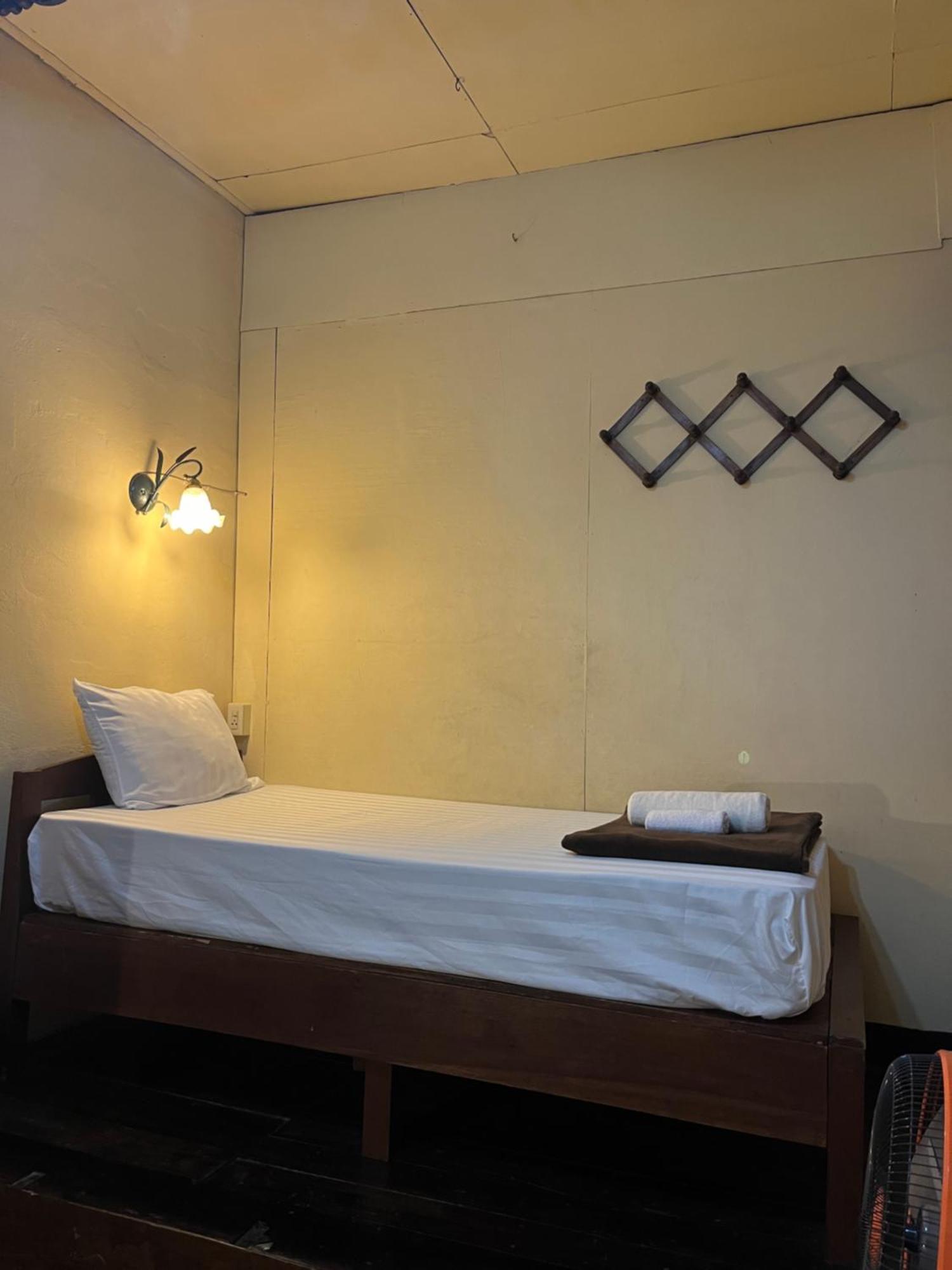 Tata Guesthouse Chiang Mai Esterno foto